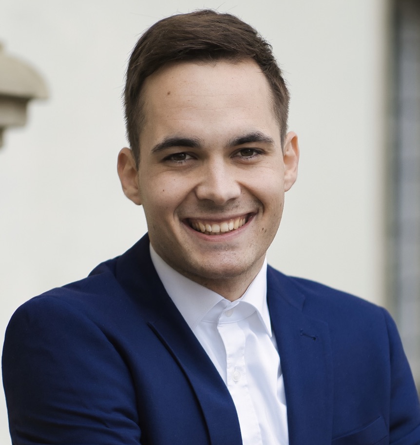 Fabian-Geissler A smiling young consultant in a blue suit