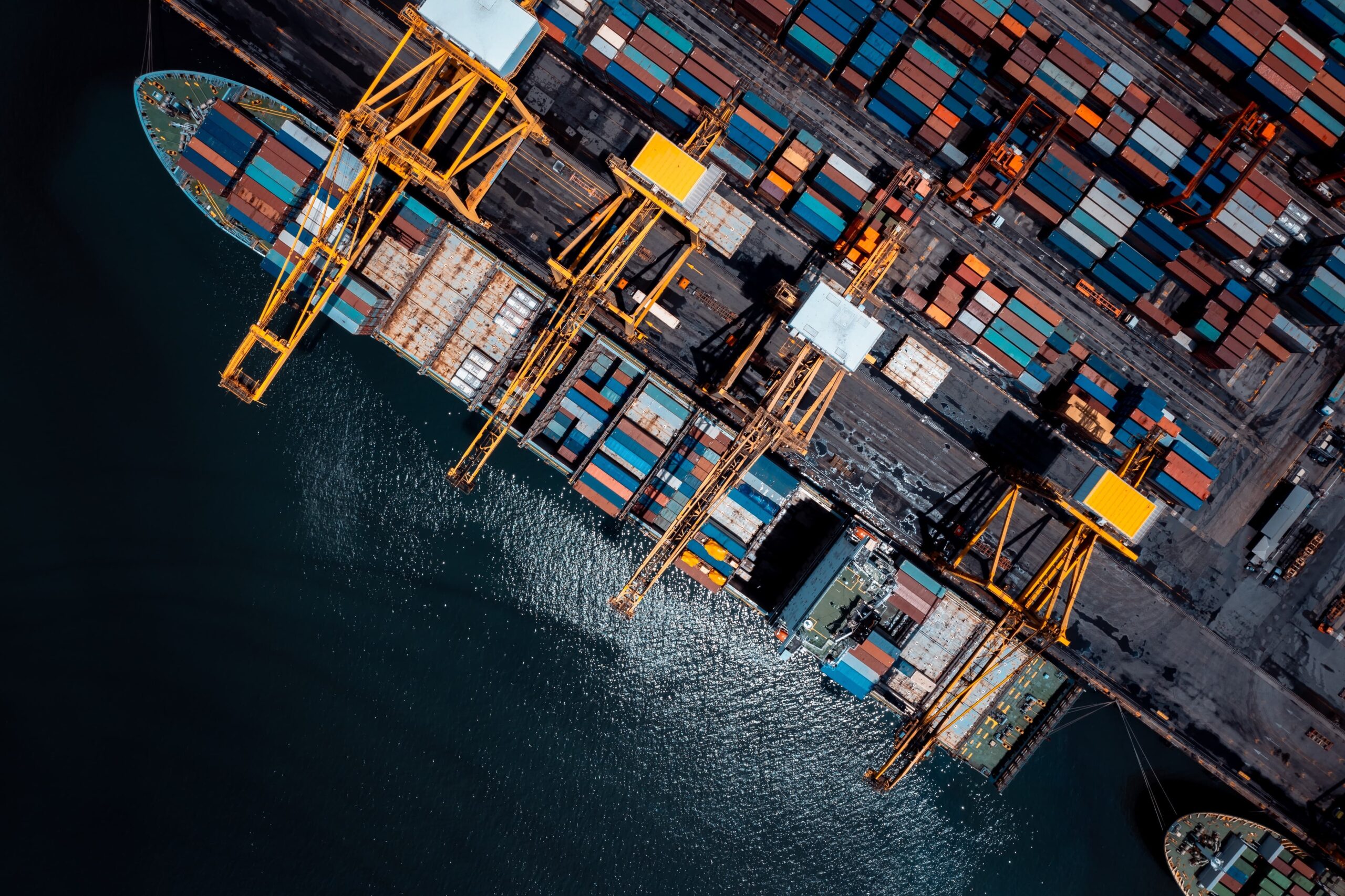 Containerschiff im Hafen