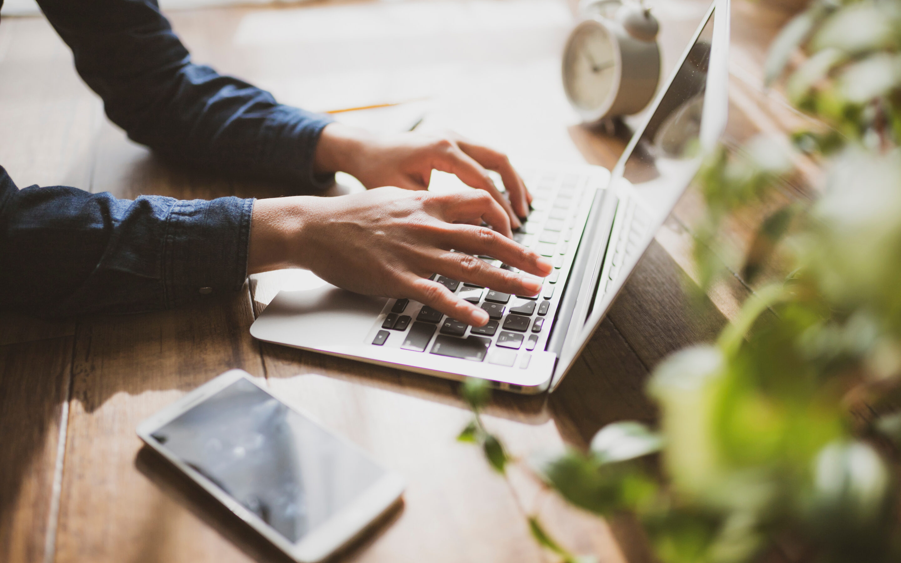 パソコンで作業をする女性