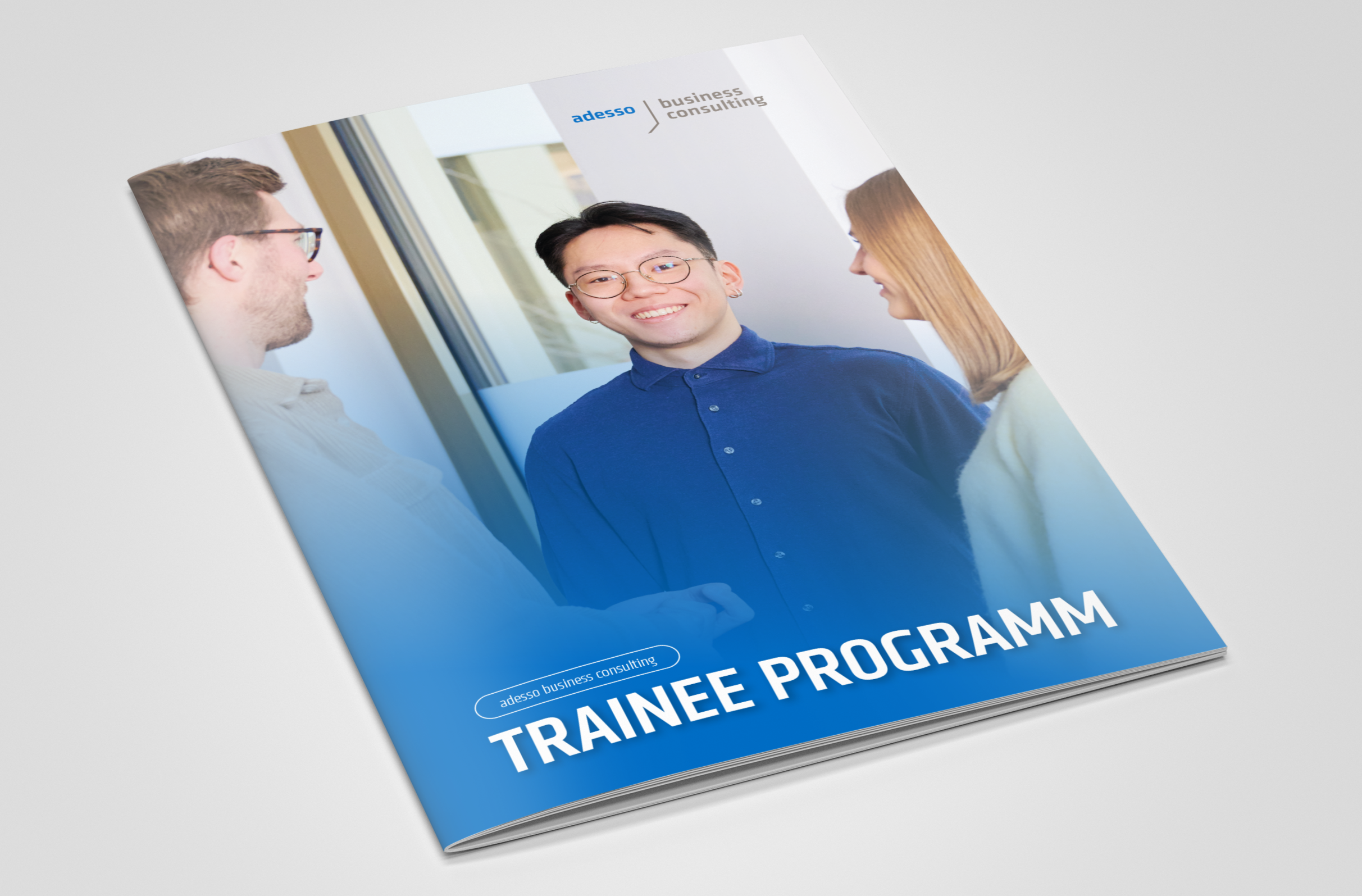 Traineebroschüre MockUp geschnitten Traineebroschüre MockUp geschnitten